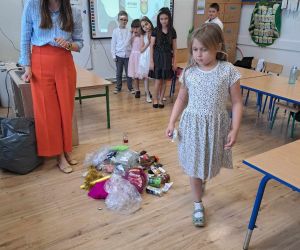 Uczniowie biorą udział w ćwiczeniach  segregacji odpadów