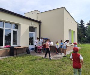 Uczniowie przy stoisku z watą cukrową i popcornem