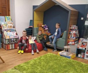 Uczniowie w kąciku zabaw