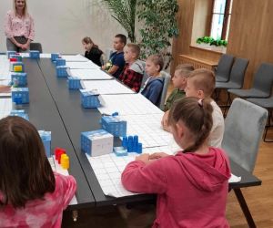 Uczniowie przy stole podczas programowania robota