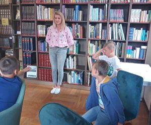 Uczniowie słuchają pani bibliotekarki