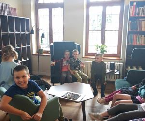 Uczniowie siedzą przy stoliku