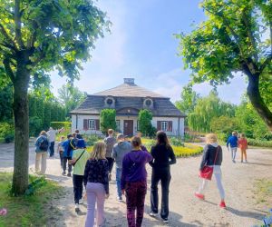 Uczniowie na tle dawnego dworku