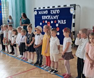 Dzieci recytują wiersze i śpiewają piosenki z okazji Dnia Mamy i taty.
