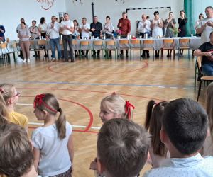 Dzieci śpiewają rodzicom gromkie 100 lat.