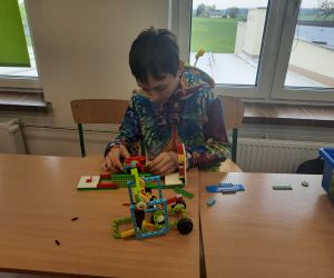 Uczeń buduje z klocków