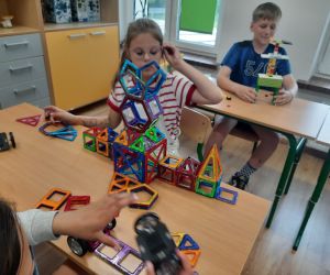 Uczniowie podczas zabawy z klockami