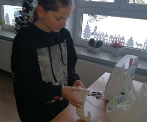 Dziewczynka szyje na maszynie