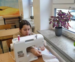 Uczennica zszywa poszewkę