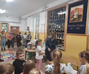 Nauczycielka wręcza nagrodę