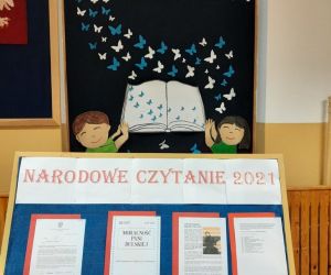 Tablica na szkolnym korytarzu promująca Narodowe Czytanie 2021