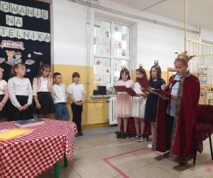 Król, królowa i księżniczki witają uczniów