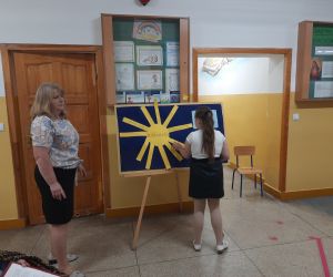 Uczennica odkrywa hasła ukryte na promykach słońca