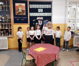 Bibliotekarka pasuje uczniów na czytelnika