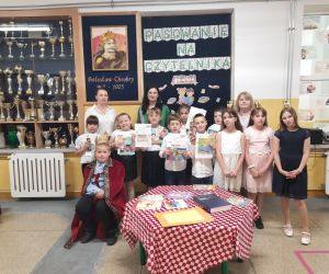 Uczestnicy uroczystości z opiekunami