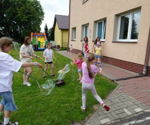 Uczennice puszczają bańki mydlane