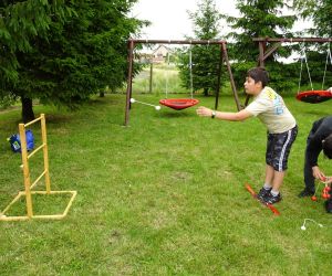 Uczeń rzuca kuleczkami na sznurku do celu