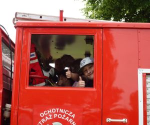 Uczniowie wewnątrz wozu strażackiego