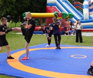 Pokaz walki wręcz w wykonaniu członków Młodzieżowej Drużyny Ochotniczej Straży Pożarnej w Czerniczynie