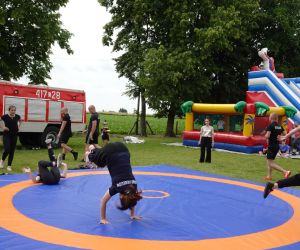 Pokaz akrobatyki w wykonaniu członków Młodzieżowej Drużyny Ochotniczej Straży Pożarnej w Czerniczynie
