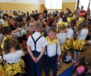 Dzieci wręczają upominki rodzicom