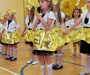 Dziewczynka śpiewa przy mikrofonie