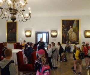 Uczniowie w sali portretowej