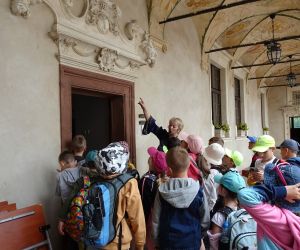 Uczniowie na krużgankach zamkowych