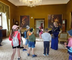 Uczniowie w salonie zamkowym