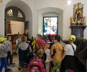 Uczniowie zwiedzają z przewodniczką kaplicę zamkową