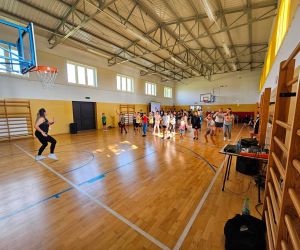  Uczniowie uczą się układu tanecznego do salsation