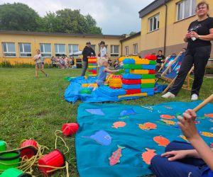  Dzieci układają klocki na trawie