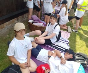 Uczniowie wypoczywają na lawendowych kocach przed domem