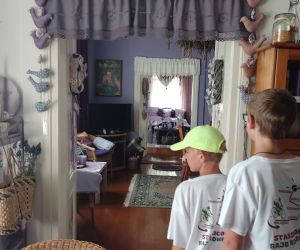 Dwaj uczniowie stoją w jednym z pomieszczeń lawendowego domu