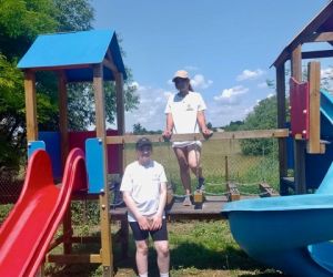 Dwie dziewczynki na placu zabaw w Wiosce Strachów w Moroczynie