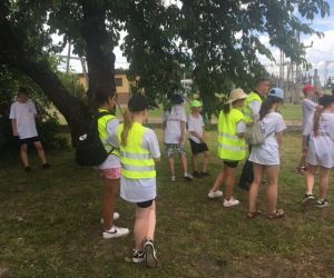 Uczniowie z przewodnikiem w poszukiwaniu susła perełkowanego