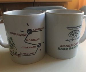 Pamiątkowe kubeczki z logo Rajdu Śladami Stanisława Staszica i GOK Wołajowice