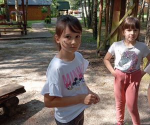 Uczniowie na leśnej ścieżce