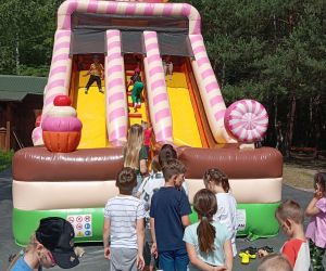 Uczniowie na dmuchanej zjeżdżalni