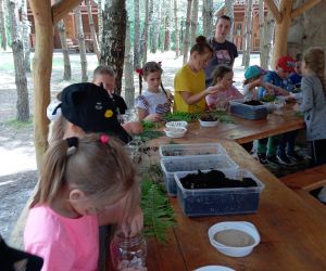 Uczniowie wykonują las w słoiku