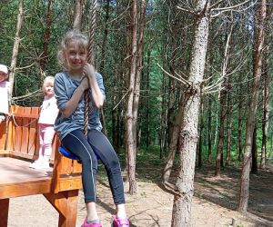 Uczennica zjeżdża na tyrolce