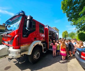  Uczniowie oglądają wóz strażacki
