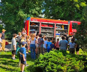 Uczniowie oglądają sprzęt pożarniczy