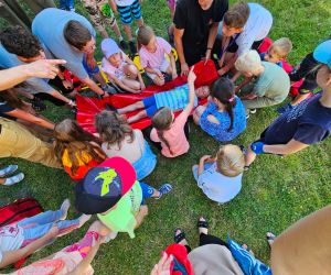 Uczniowie uczą się przenosić rannego