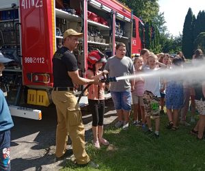 Uczniowie w praktyce używają węża strażackiego