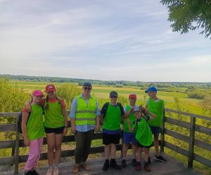 Uczniowie z nauczycielką na tarasie widokowym na grodzisku w Gródku