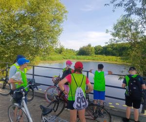 Uczniowie na moście nad jeziorem śródpolnym w Teptiukowie
