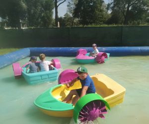 Dzieci na rowerkach wodnych