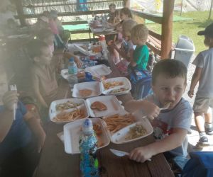 Dzieci przy stole podczas poczęstunku