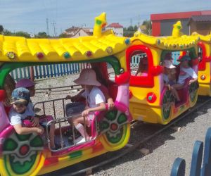 Dzieci jadą kolorowym pociągiem